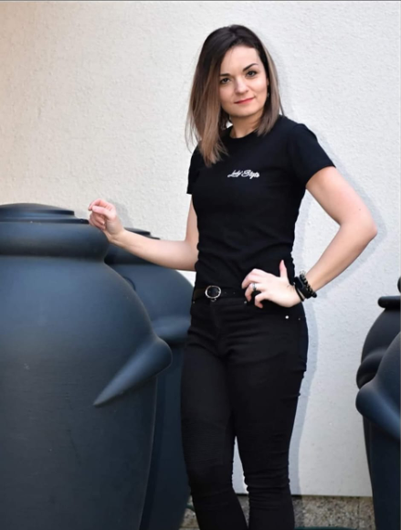 Lada Herakova ,
 kadeřnice